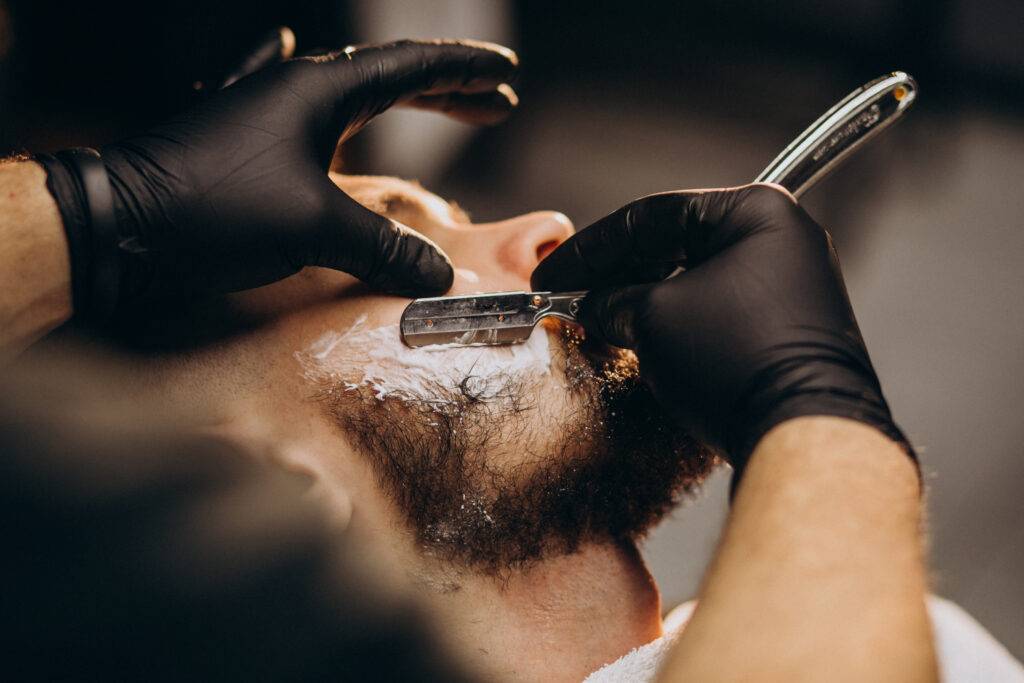 Pessoa Fazendo a Barba